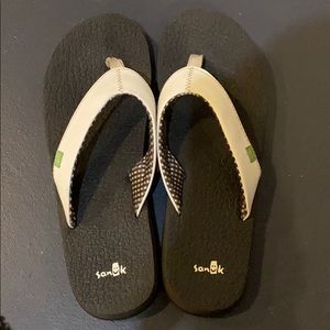 Sanuk sandals size 9 Black and White Flip Flops